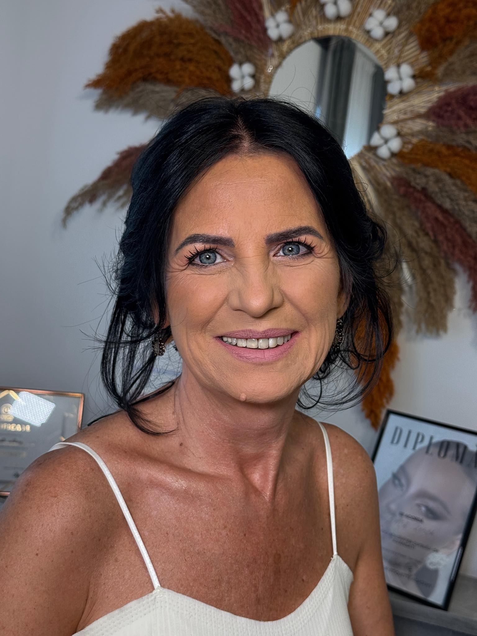 Machiajul și încrederea în sine – cum te poate transforma o ședință de make-up profesional