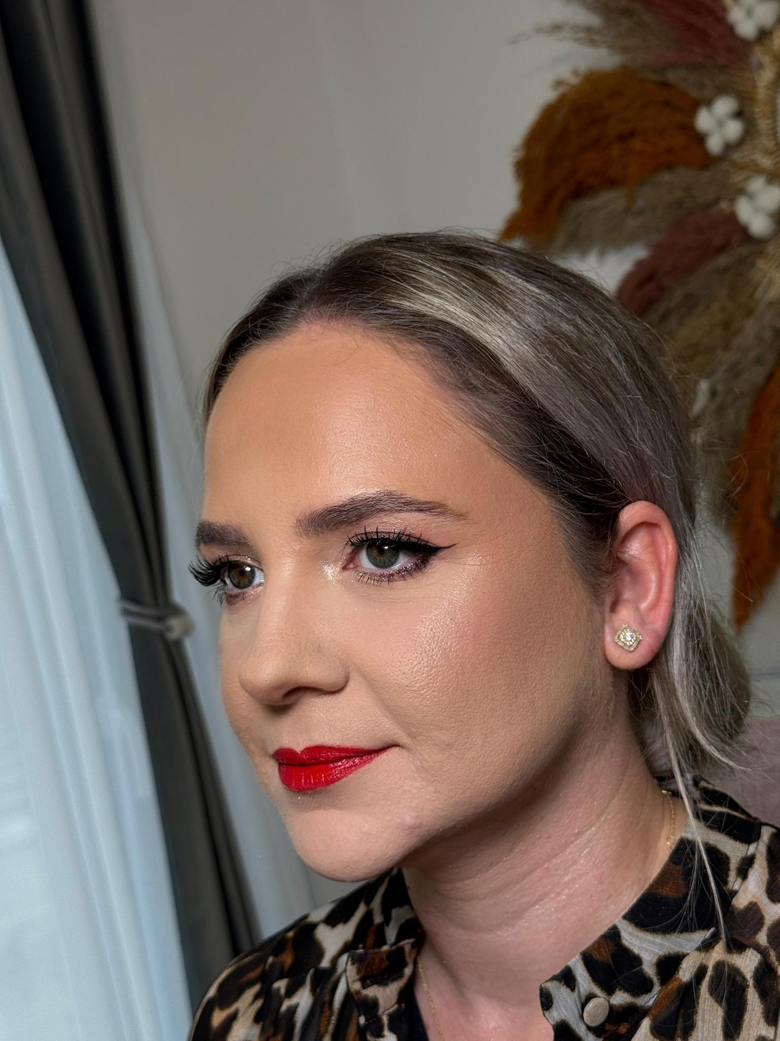 Machiaj elegant cu buze roșii – simbolul feminității și al încrederii